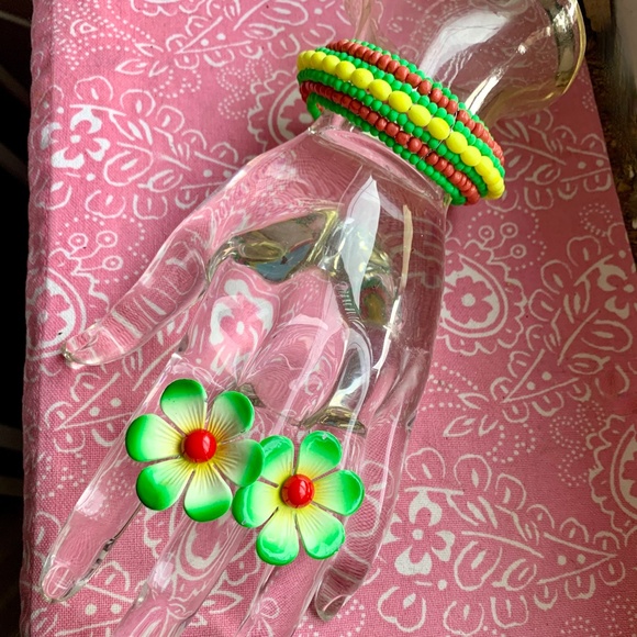 💚 Vintage 70's Lime Green Flower Clips & Beaded Yellow, Green & Orange Bracelet - Picture 7 of 10